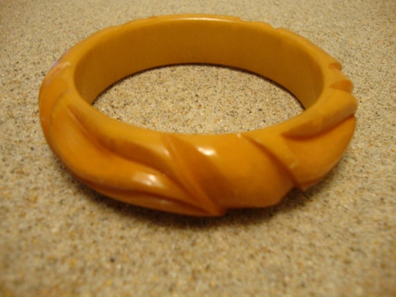 Vintage 3/4" Orange Bakelite Bracelet! Sculpted A… - image 7