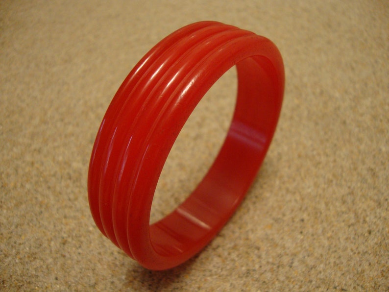 Modern Sleek Ribbed Design! Stylish Vintage 34 Cherry Red Bakelite Bracelet
