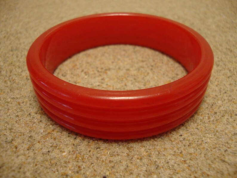 Modern Sleek Ribbed Design! Stylish Vintage 34 Cherry Red Bakelite Bracelet