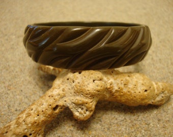 Vintage 3/4" Olive Green Bakelite Bracelet! Cool Contoured Abstract Carvings!