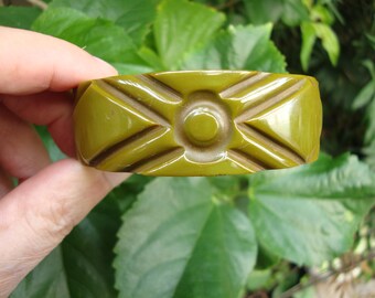 Vintage 7/8" Bakelite Bracelet! Solid Olive Green w/ Cool Geometric Carvings!