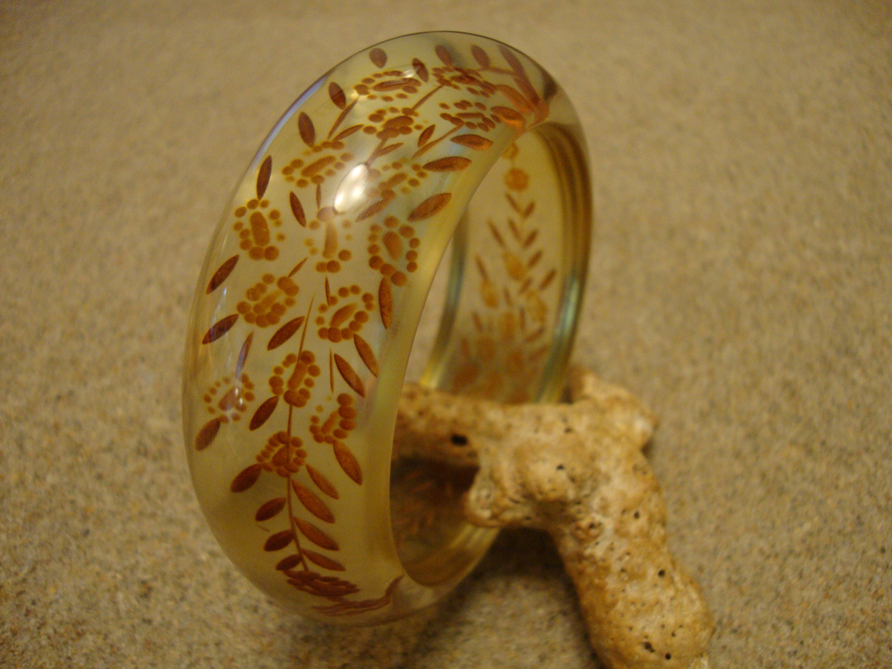 ベークライト バングル フラワー ヴィンテージのリバースカービングベークライトバングル：花柄