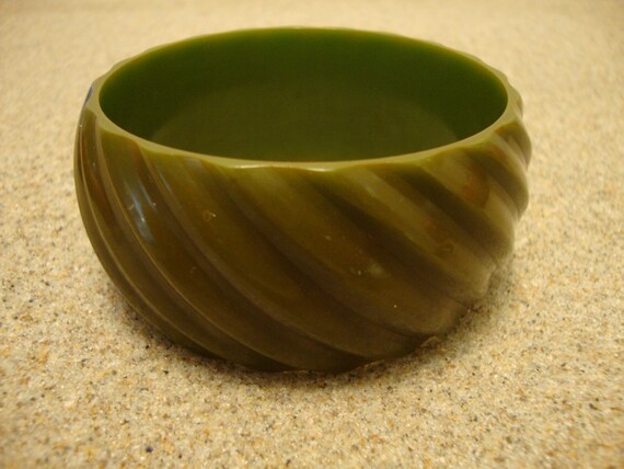 Vintage 1 1/4" Olive Green Bakelite Bracelet! Dee… - image 7