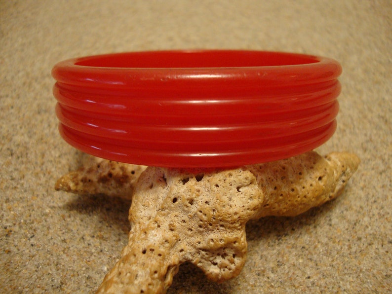 Modern Sleek Ribbed Design! Stylish Vintage 34 Cherry Red Bakelite Bracelet