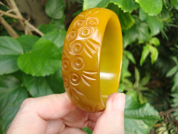 Vintage Semi Translucent Chartreuse Bakelite Brac… - image 3