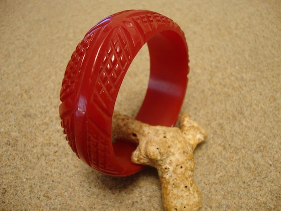 Vintage 1" Bakelite Bracelet! Cherry Red w/ Cool … - image 4