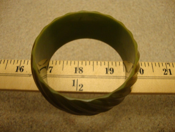 Vintage 1 1/4" Olive Green Bakelite Bracelet! Dee… - image 9