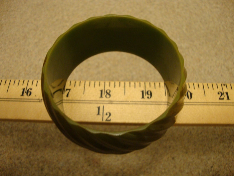 Vintage 1 1/4 Olive Green Bakelite Bracelet Deep Diagonal Slash Carvings image 9