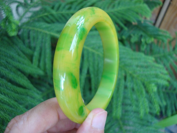 Vintage 5/8" Bakelite Bracelet! Bright Lime Green… - image 2