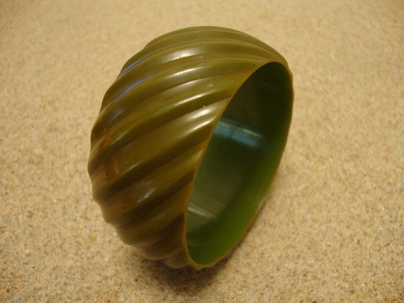 Vintage 1 1/4" Olive Green Bakelite Bracelet! Dee… - image 4