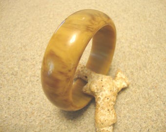 Pulsera vintage de baquelita jaspeada: verde claro, crema y marrón