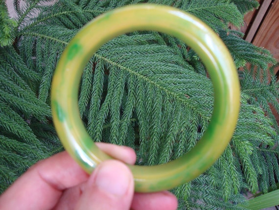 Vintage 5/8" Bakelite Bracelet! Bright Lime Green… - image 4