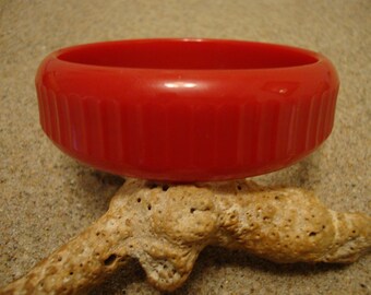 Vintage 7/8&quot; Cherry Red Bakelite Bracelet! Cool Machine Age Vertical Carvings!!