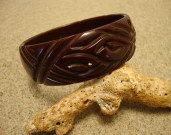 Vintage 7/8" Chocolate Brown Bakelite Bracelet! Abstract Geometric Carvings!