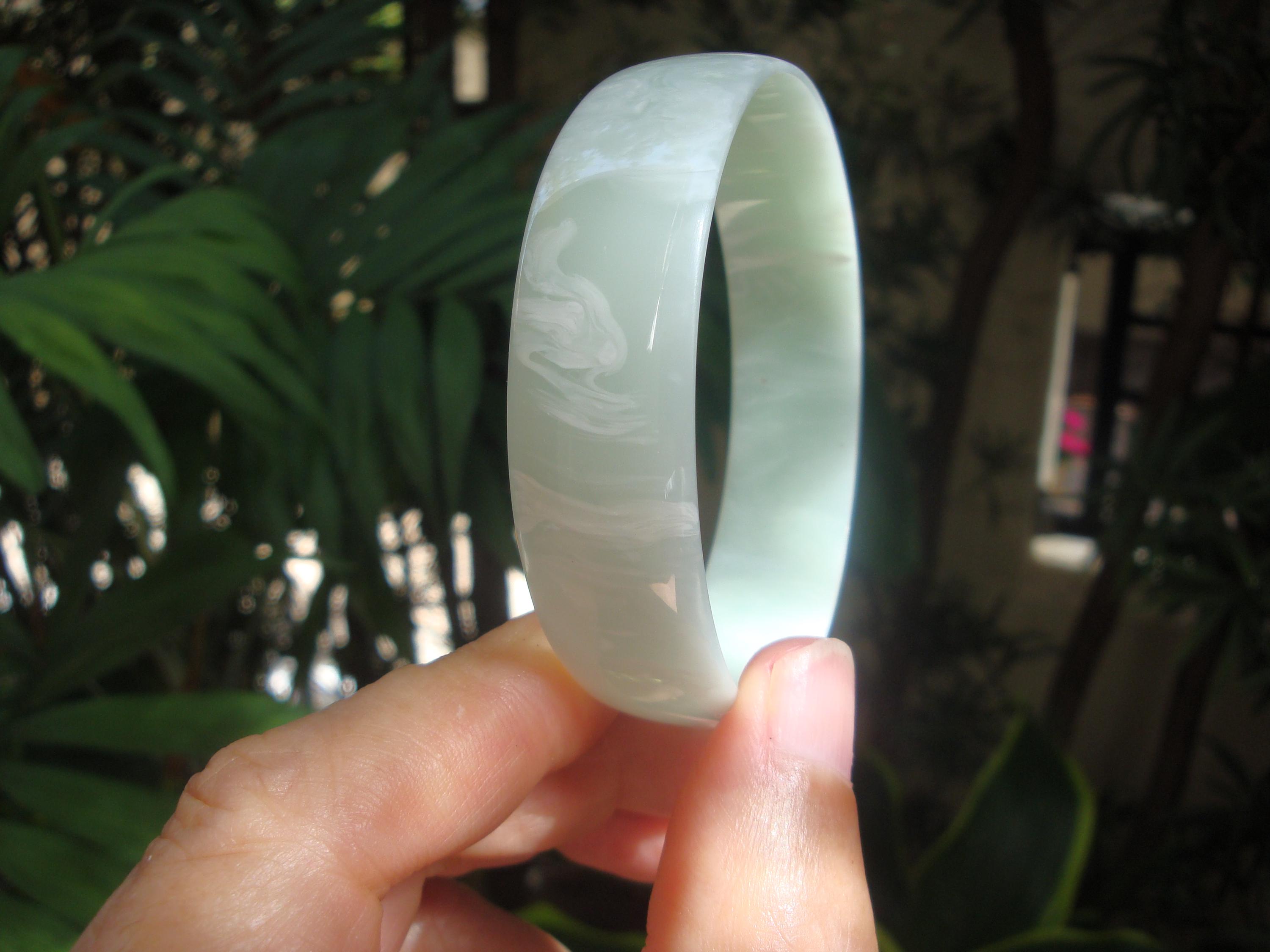 復元されたヴィンテージミントグリーンベークライトバングル