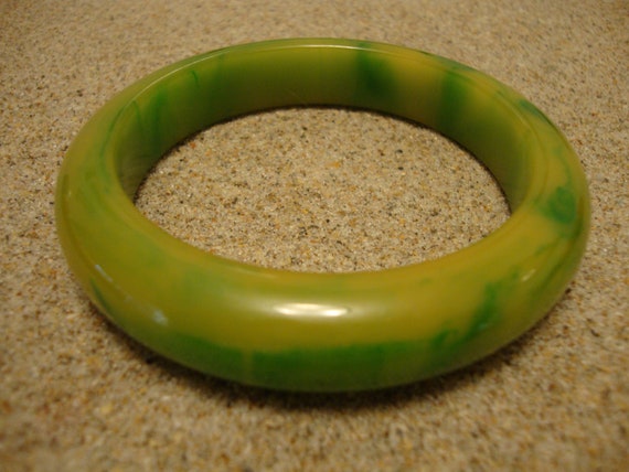 Vintage 5/8" Bakelite Bracelet! Bright Lime Green… - image 5