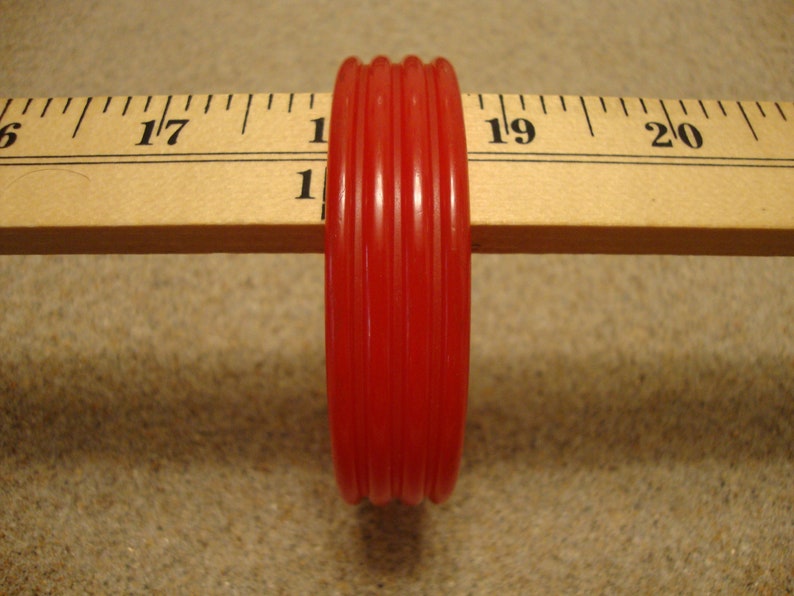 Modern Sleek Ribbed Design! Stylish Vintage 34 Cherry Red Bakelite Bracelet