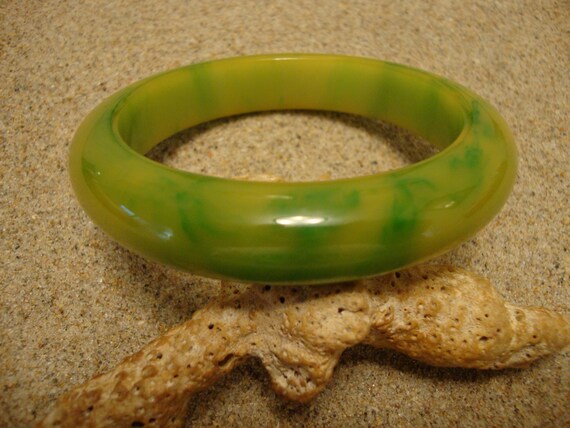 Vintage 5/8" Bakelite Bracelet! Bright Lime Green… - image 6