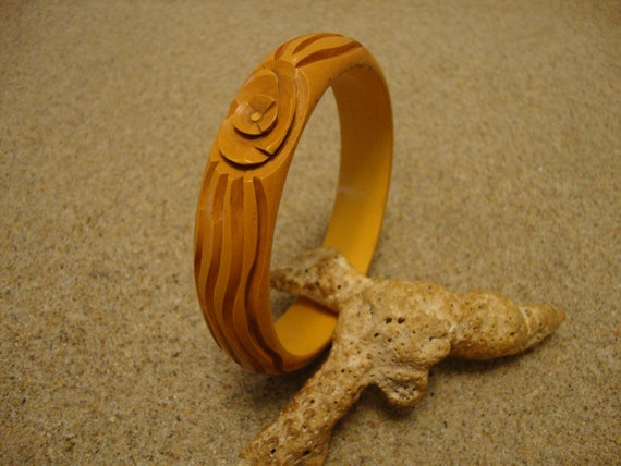 Vintage 5/8" Goldenrod Bakelite Bracelet! Lovely … - image 3