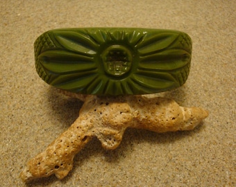 Vintage Green Bakelite Stretch Bracelet: Carved Flower Design