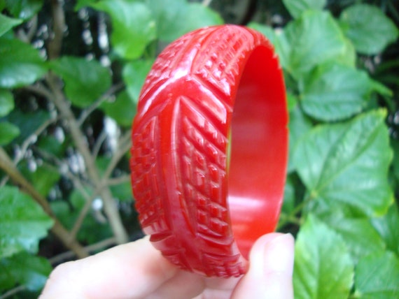 Vintage 1" Bakelite Bracelet! Cherry Red w/ Cool … - image 3