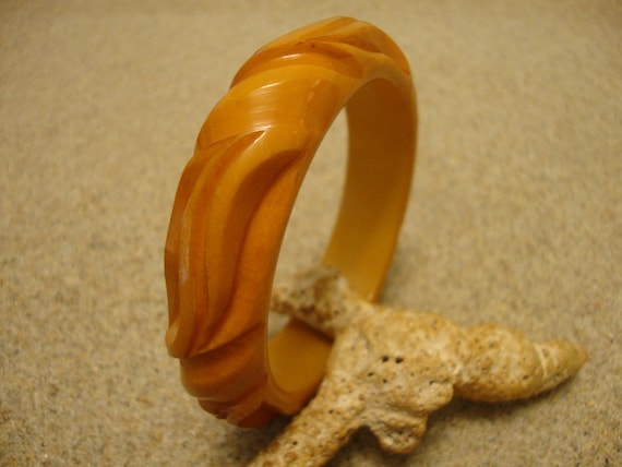 Vintage 3/4" Orange Bakelite Bracelet! Sculpted A… - image 4