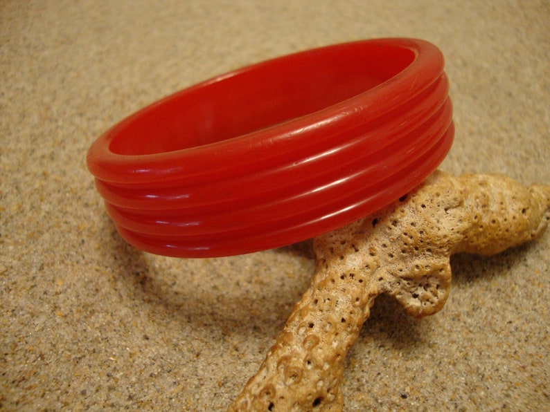 Modern Sleek Ribbed Design! Stylish Vintage 34 Cherry Red Bakelite Bracelet