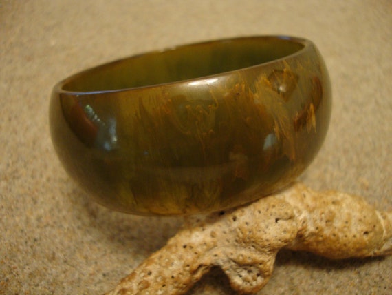 Vintage 1 1/4" Bakelite Bracelet! Marbled Semi Tr… - image 5