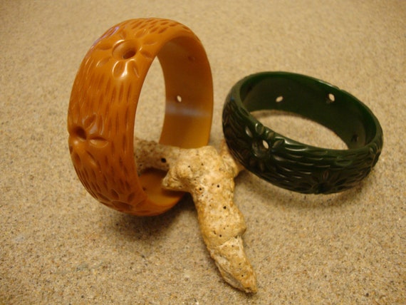 Two Vintage 1" Bakelite Bracelets! Green & Butter… - image 3