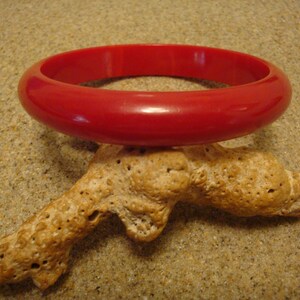 Bracelet Vintage En Résine Rouge Années 60 - Style Bakélite - Occasion En Très Bon état