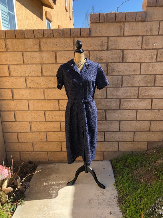 Vintage 1960s Navy blue eyelet dress size medium - image 3