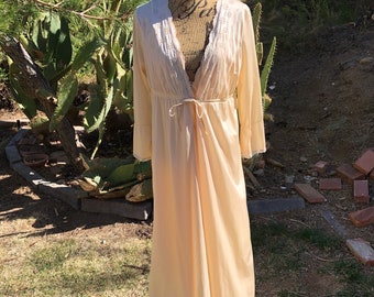 Lovely 1970s champagne lingerie set robe and slip size small/medium