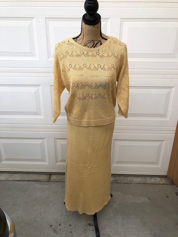 Adorable 1950s handmade sunshine yellow large knit