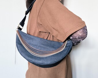 Bolsa Hobo Jeans com Pingente Anos 90, Bolsa Banana Azul Marinho, Bolsa Transversal com Zíper