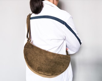 Half Moon Tasche aus Cord mit Reißverschluss: Crossbody Bananentasche, Upcycled Textile Hobo