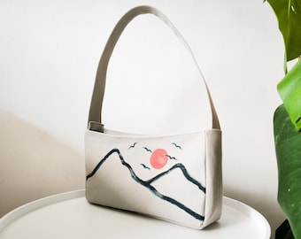 Baguettetasche mit Handgemalten Bergen: Kleine Reißverschlusstasche, Upcycled Textil