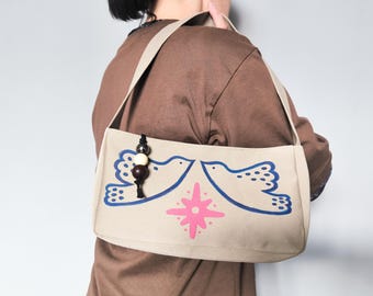 Handbemalte Baguette Tasche mit Anhänger: Kleine Reißverschlusstasche, Upcycled Baumwolle