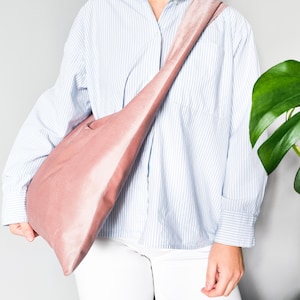 Hobo Tasche Pink Samt, Slouchy Bag, Große Tragetasche, Upcycled Polyester, Vegane Shopper Tasche, Trendige Schultertasche, Geldbörse