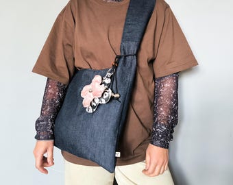 Denim Hobo Bag mit Anhänger, Navy Blue Slouchy Crossbody, Großes Leichtgewicht