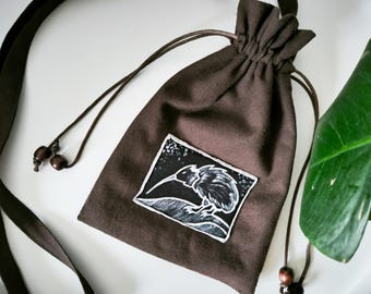 Crossbody Handytasche: Slouchy Bucket Bag, Handbemalter Kiwi Vogel