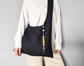 Schwarze Leinen Hobo Bag mit Charm Schlüsselanhänger: Slouchy Boho Handtasche Tasche, Upcycled