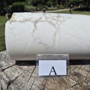 Alabasterstein für Bildhauerei, weiß-trübes Mineral, mittelhart, zylindrische Form, italienische Steinvarietät