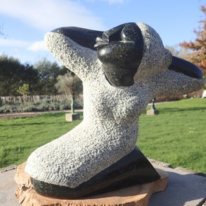 beeldhouwwerk in steen, morning stretch, figuurtje dat zich uitrekt, zen beeld, beeld in natuursteen, handgemaakt in Afrika, geschenkidee