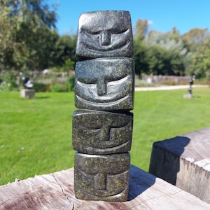 stenen beeld van balancerende hoofden, happy faces, beeld gemaakt uit 1 stuk natuursteen, Shona kunst Zimbabwe, schattige gezichten in steen