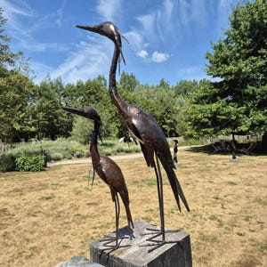 tuinbeeld reiger; moeder en baby reiger, recyclage materialen, reiger sculptuur, tuinbeeld, unieke decoratie reiger, recuperatie olievaten