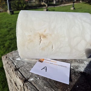 Alabasterstein, Steinstück zum Bildhauen, weißer, wolkiger Alabaster, mittelhart, zylindrisch, weißer Stein zum Bildhauen