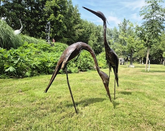 tuinbeeld, metalen reigers, rechtopstaande en etende reiger, recyclage materialen, reiger sculptuur, tuinbeeld, unieke decoratie reiger