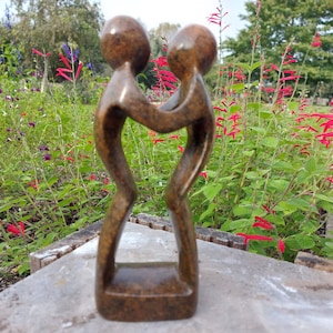 1 beeld in steen, een koppel in een kleurrijke serpentijnsteen, een beeld in natuursteen uit Zimbabwe; unieke decoratie, origineel cadeau