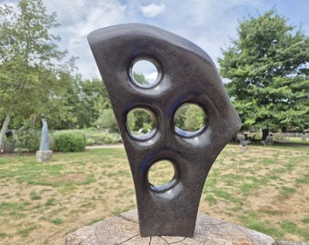 Universal Holes, eine abstrakte Skulptur von Kelvin Ferenando, einem simbabwischen Bildhauer, abstrakte Skulptur aus Naturstein.