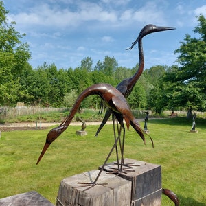 tuinbeeld, metalen reigers, rechtopstaande en etende reiger, recyclage materialen, reiger sculptuur, tuinbeeld, unieke decoratie reiger